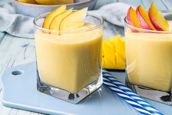 سرو اسموتی موز و انبه در لیوان شیشه ای 
