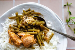 سرو خورشت لوبیا سبز با برنج