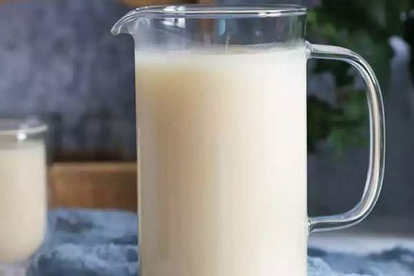 شیره تخم خربزه در پارچ شیشه ای 