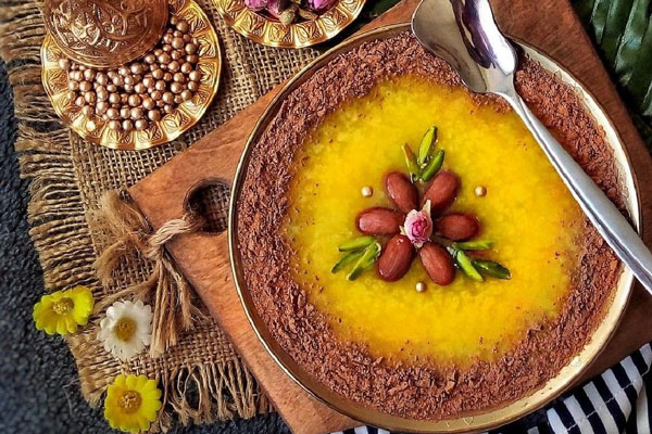 تزئین کردن با شکلات رنده شده و بادام