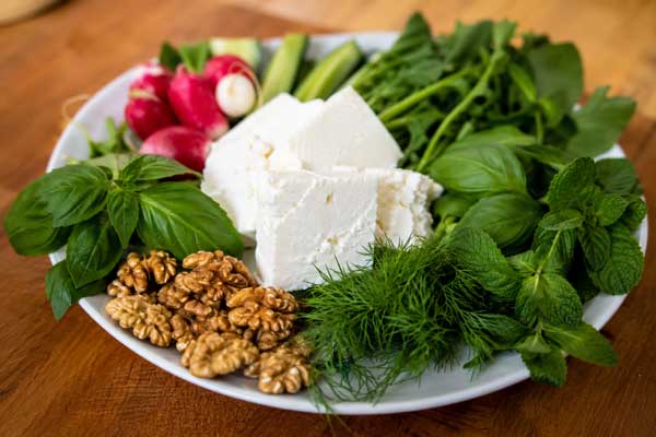تزیین ساده پنیر با گردو سبزی خوردن برای صبحانه