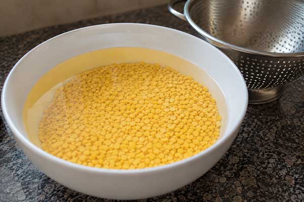 خیساندن لپه برای تهیه گیپای کرمان