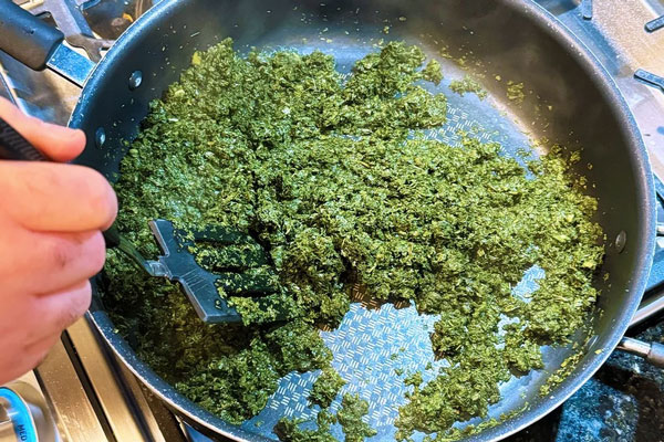 سرخ کردن سبزی ترشی تره در تابه 