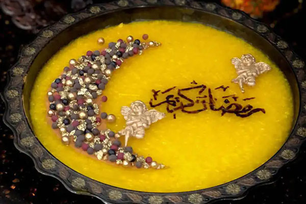 مروارید خوراکی روی ظرف شله زرد