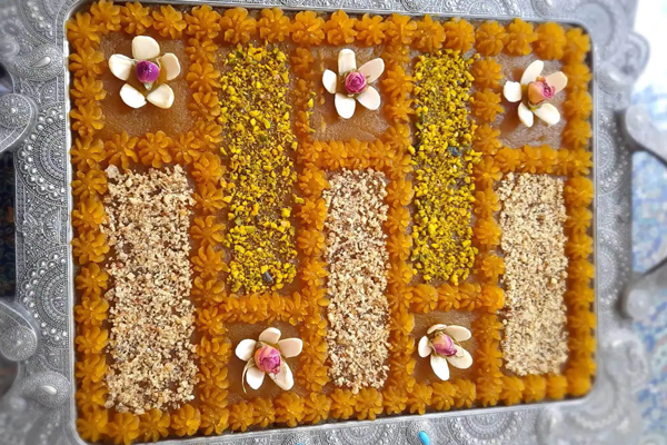 تزئین حلوا با مغزیجات مختلف