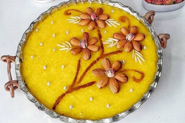 بادام و زعفران دم کرده غلیظ روی شله زرد