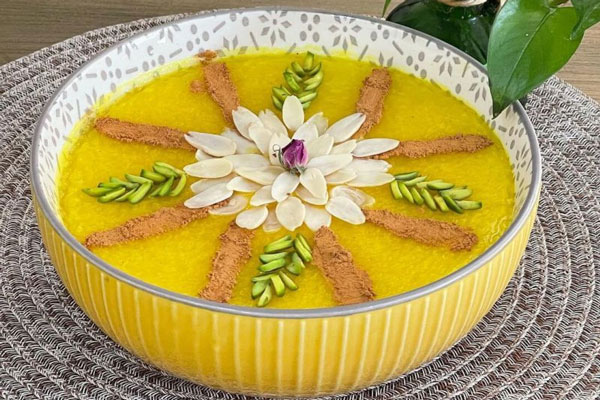 تزیین شله زرد با پرک بادام و خلال پسته (طرح خورشیدی)