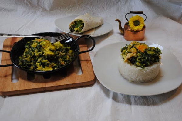 سرو ترشی تره گیلانی با مرغ همراه برنج