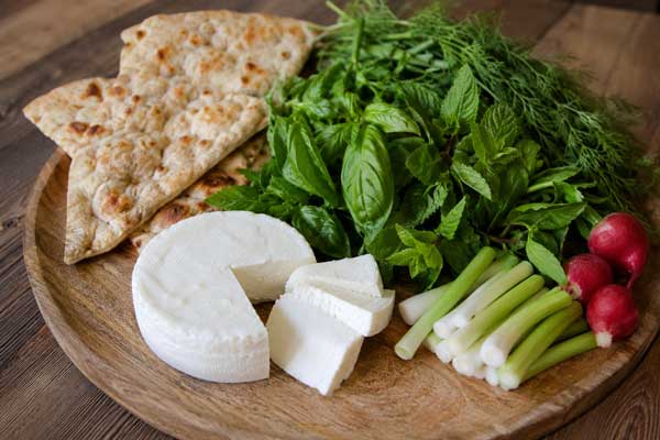 تزیین پنیر صبحانه به سبک سنتی و با نان سنتی 