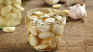 طرز تهیه سیر ترشی با سرکه سیب