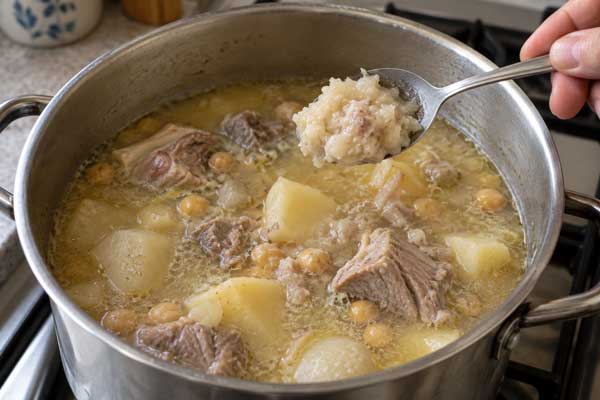افزودن پیاز رندهشده و روغن دنبه به آبگوشت کلم قبل از سرو