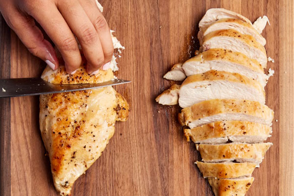 خرد کردن مرغ با چاقو برای تهیه پاستا فتوچینی