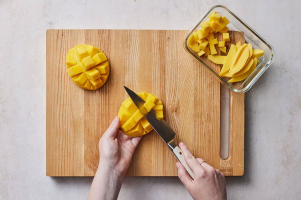 برش زدن انبه برای اسموتی 