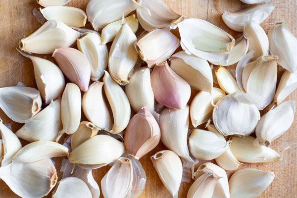 آماده کردن حبه سیر برای سیر ترشی