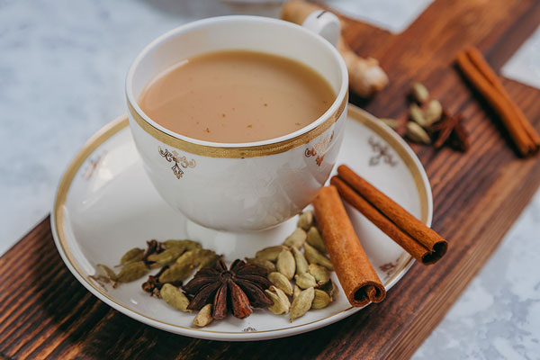 یک فنجان چای ماسالا با آب جوش
