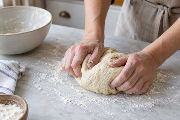 آماده کردن خمیر شیرینی دانمارکی گرد