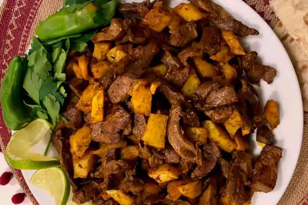 سرو جغور بغور تزیین شده با لیمو ترش و سبزی خوردن