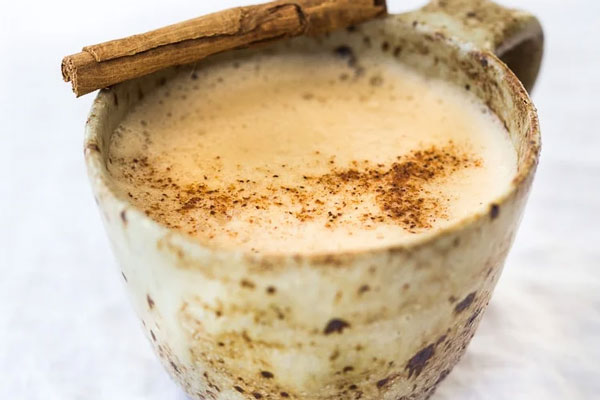 چای ماسالا با آب جوش در فنجان 