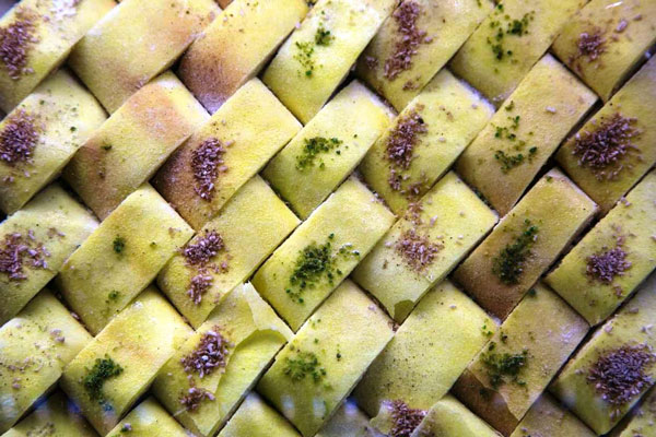 یوخه با تزئین پسته و گل محمدی