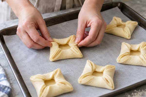 شکل دادن به خمیر شیرینی دانمارکی گرد