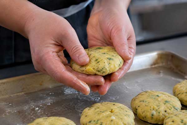 شکل دادن به مایه کوکو سیب زمینی با پنیر پارمسان