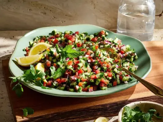 سالاد شیرازی نمونه ای از تعادل طعم ها در آشپزی شیرازی است 