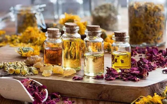 عرقیات گیاهی شیرازی مانند بیدمشک و بهارنارنج