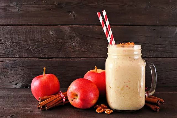 اسموتی سیب و دارچین تزیین شده با گردو 