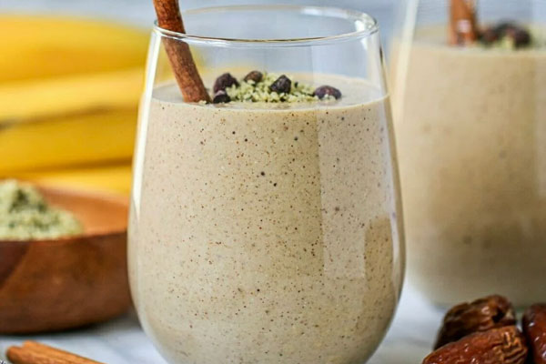 اسموتی موز، خرما و دارچین
