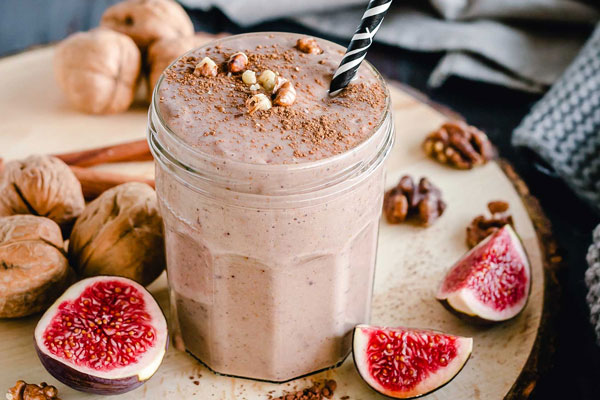 اسموتی انجیر با گردو آماده شده در لیوان شیشه ای 