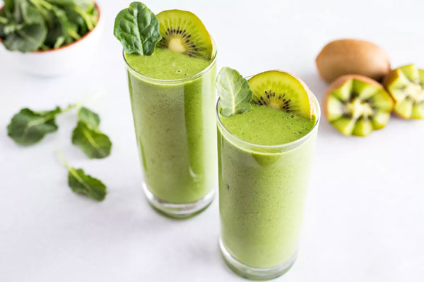 سموتی سبز پاییزی با تزیین کیوی و اسفناج 