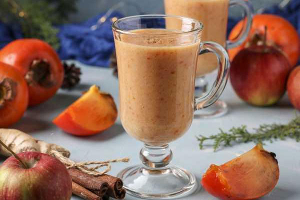 اسموتی خرمالو و سیب در لیوان شیشه ای دسته دار 