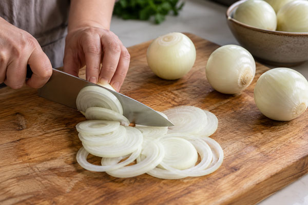 خرد کردن پیاز برای تهیه نیمرو پیاز
