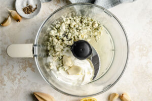 مواد دیپ بلوچیز در مخلوط کن