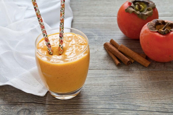 اسموتی خرمالو همراه با خرمالو تازه و چوب دارچین 