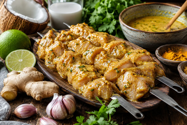 مرینت جوجه کباب با شیر نارگیل و ادویه کاری