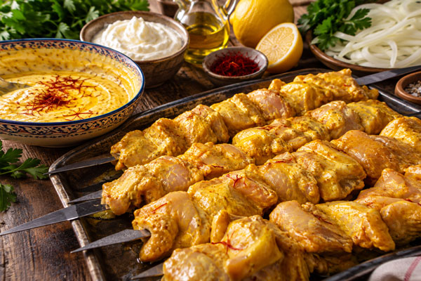 مرینت جوجه کباب زعفرانی با ماست چکیده