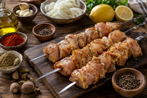 مرینت جوجه کباب خاورمیانه ای با جوز هندی و هل
