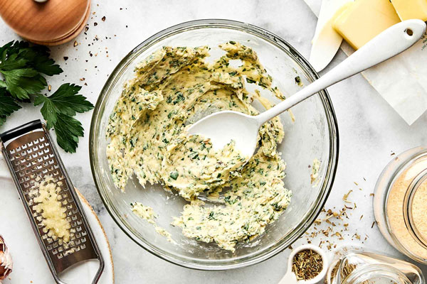 ترکیب مواد نان سیر در کاسه شیشه ای 