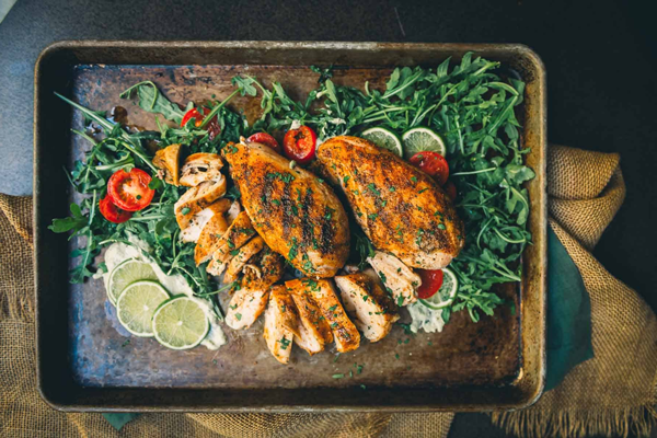 سرو استیک مرغ گریل با سبزیجات 