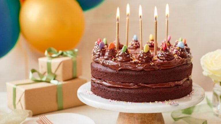 طرز تهیه کیک تولد شکلاتی و روش های تزئین کیک تولد