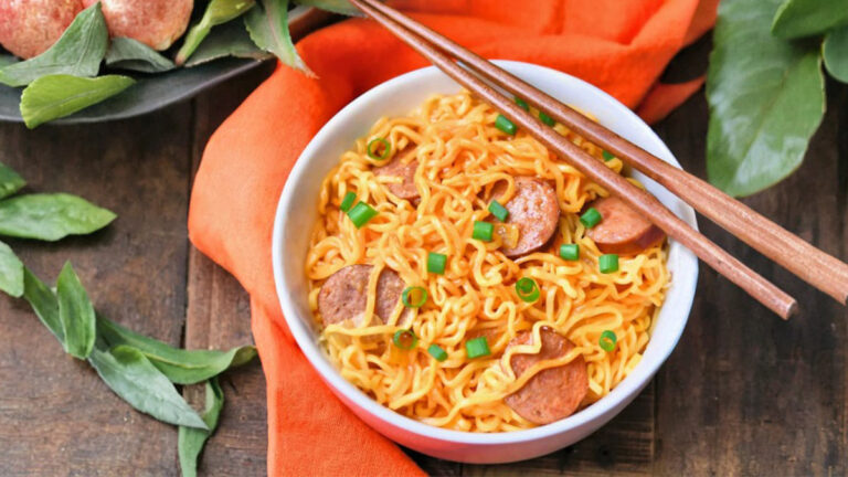 طرز تهیه نودل با سوسیس