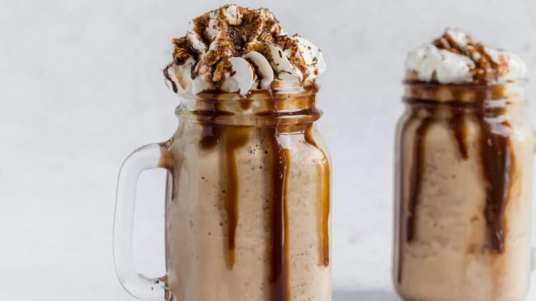 طرز تهیه میلک شیک شکلاتی در چند قدم ساده