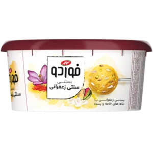 بستنی زعفرانی با تکه‌های خامه و پسته فوردو