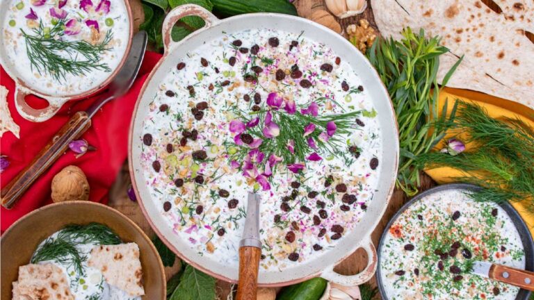 طرز تهیه آبدوغ خیار با سبزی خشک